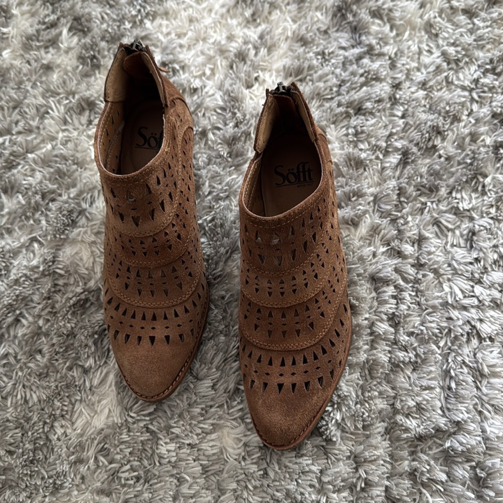 Sofft Westwood II 2 Pergorated Ankle Booties - Picture 4 of 10